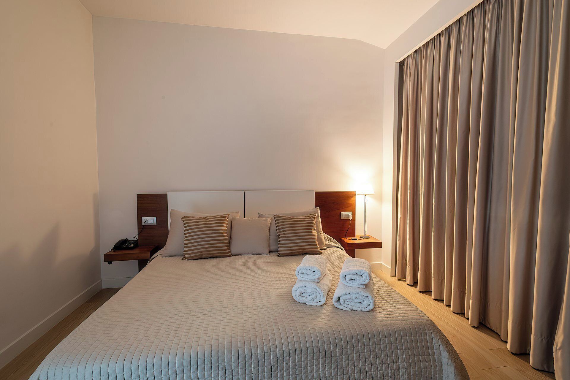 Camera Tradizionale | Una cassaforte in camera, una scrivania, postazione laptop