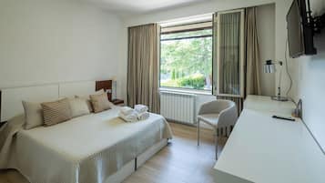 Traditional-Zimmer | Zimmersafe, Schreibtisch, laptopgeeigneter Arbeitsplatz