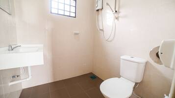 Shower, rainfall showerhead, free toiletries, bidet