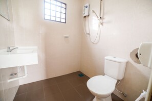 Shower, rainfall showerhead, free toiletries, bidet - Capital O 89374 Ohana Restaurant & Homestay (Sitiawan)