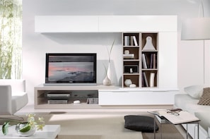 31-inch Smart TV with digital channels, TV - Ami Splendid Rivergate Views (Ho Chi Minh City)