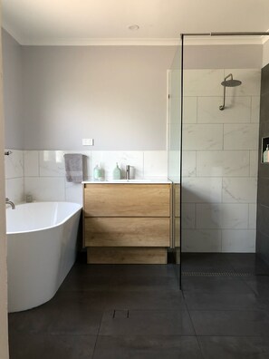 Badewanne, Haartrockner, Seife, Shampoo