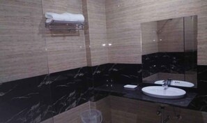 Quarto standard | Banheiro | Chuveiro, produtos de toalete grátis, toalhas de banho