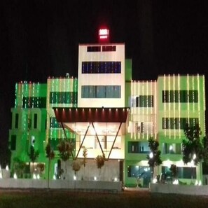 Fachada da propriedade à noite