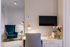 Dobbeltværelse - balkon (8) | Opholdsområde | Fladskærms-tv