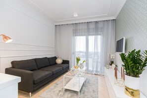 Executive Studio Suite (3) | Living room | Flat-screen TV