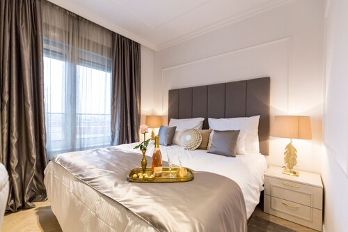 MM House - Adults Only