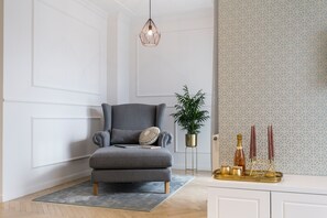 Executive Studio Suite (2) | Living area | Flat-screen TV