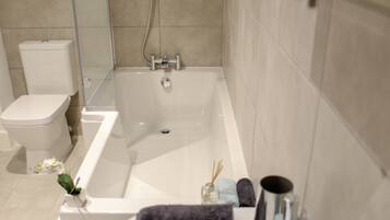 Comfort Apartment | Bathroom | Separate bathtub and shower, towels