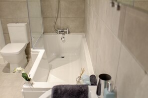Departamento Confort | Baño | Tina y regadera independientes y toallas 