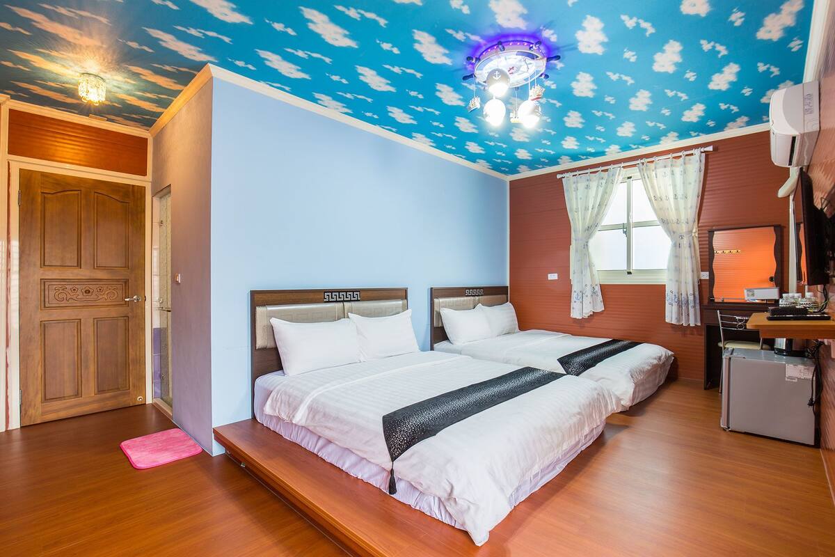 Quadruple Room | Desk, bed sheets