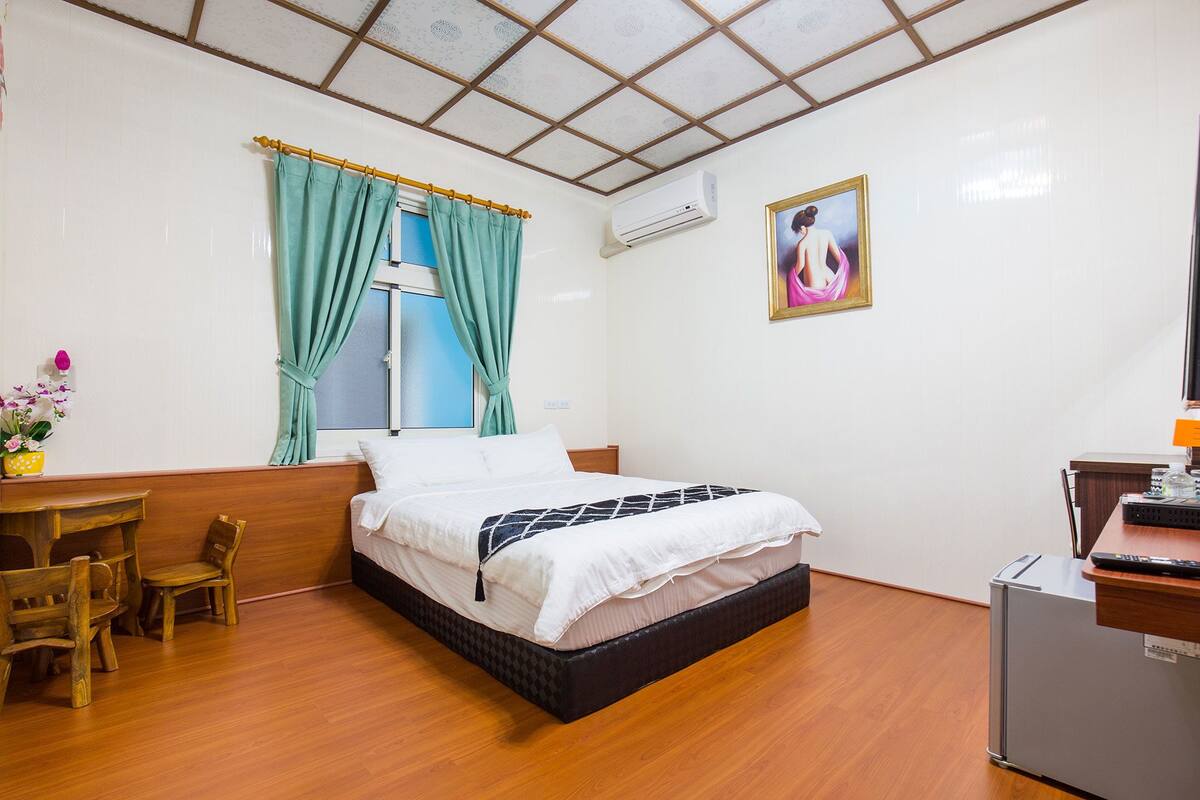Double Room | Desk, bed sheets