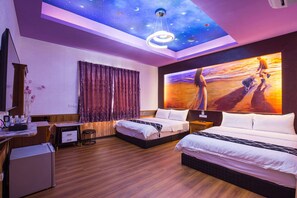 Phòng 4 | Bàn, bộ trải giường