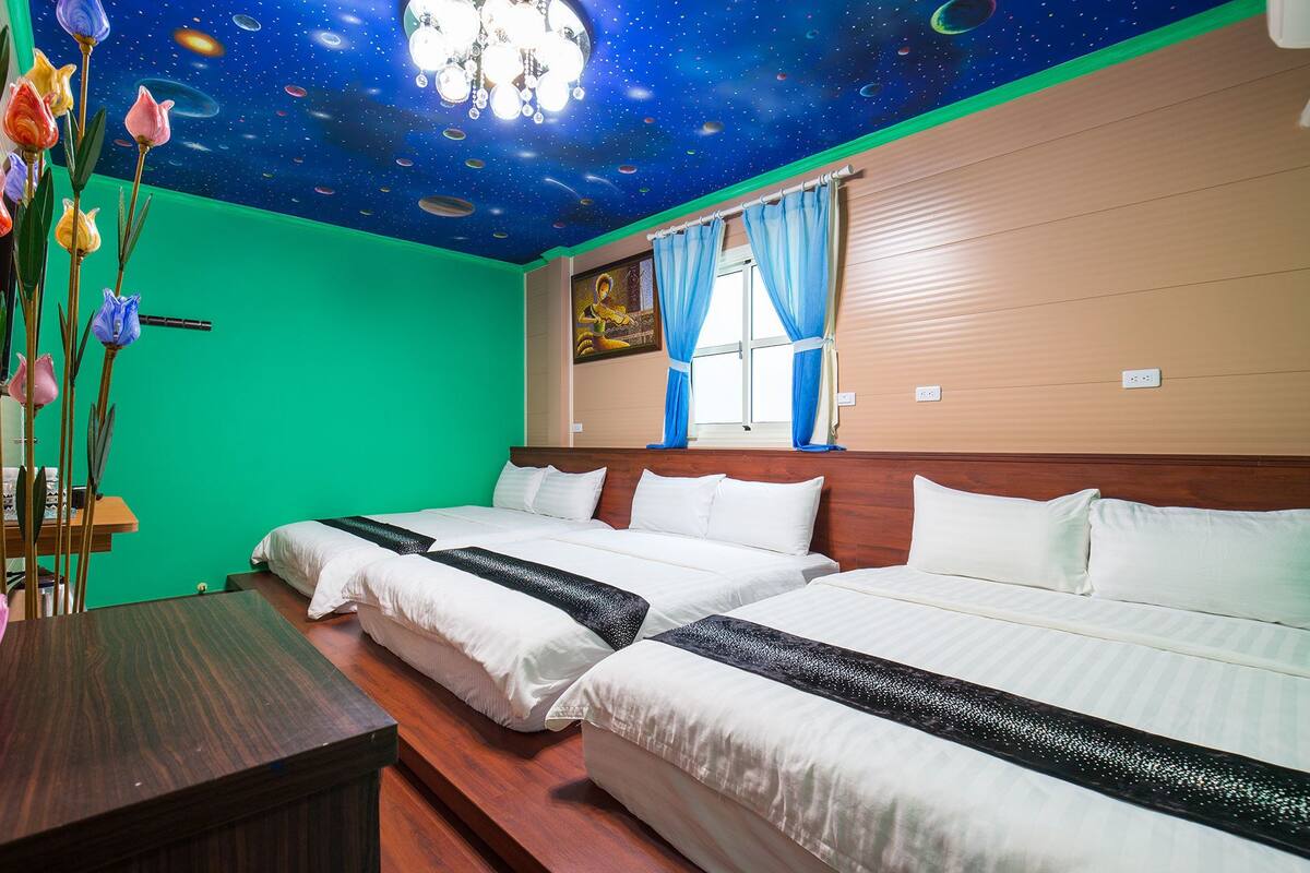 Family Room | Desk, bed sheets