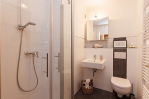 Dusch, hårtork, handdukar och toalettpapper