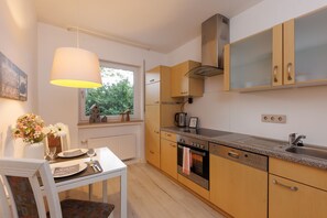 ثلاجة، فرن، موقد طهي مسطح، غسالة أطباق