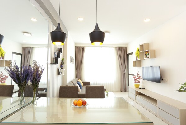 Apartamento, 3 habitaciones | Sala de estar | Smart TV de 32 pulgadas con canales digitales, una televisión