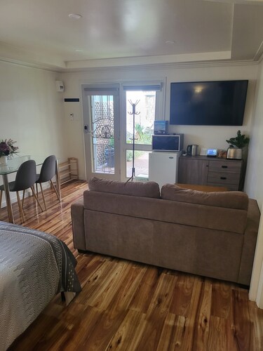 Private access, remote gate.  Netflix,  Foxtel,  Wi-Fi,  A/C, 