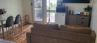 Private access, remote gate.  Netflix,  Foxtel,  Wi-Fi,  A/C, 