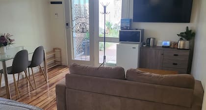 Private access, remote gate. Netflix, Foxtel, Wi-Fi, A/C,