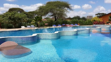 Una piscina al aire libre