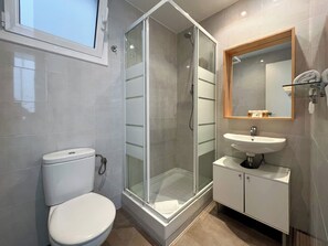 Shower, rainfall showerhead, hair dryer, towels - Stay U-nique Apartments Begur (Barcelona)