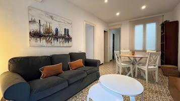 Appartement, Meerdere bedden (2 Bedrooms) | Woonruimte | Een 65-inch televisie met kabelzenders