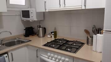 Apartamento (2 Bedrooms) | Cozinha privada | Geladeira grande, micro-ondas, fogão, cooktop