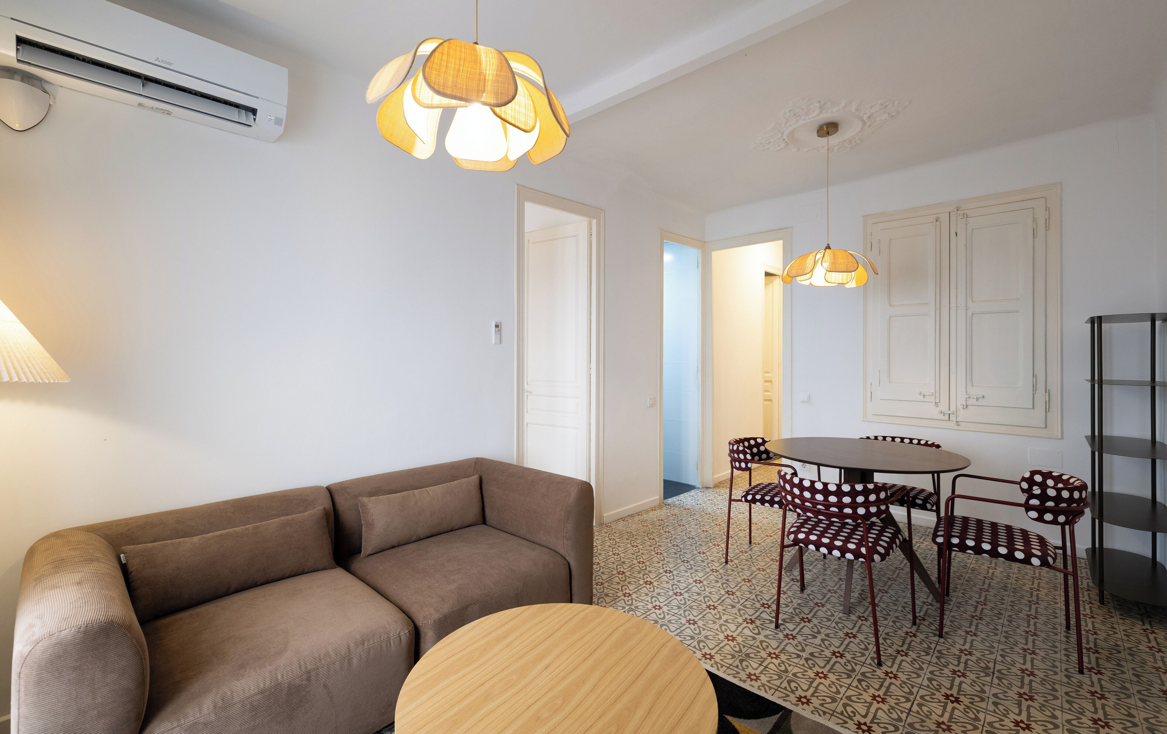 Appartement | Woonruimte | Een 65-inch televisie met kabelzenders