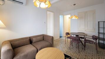 Appartement | Woonruimte | Een 65-inch televisie met kabelzenders