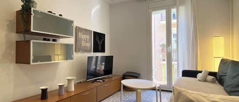 Apartament (2 Bedrooms) | Sala d'estar | Televisor de 65 polzades amb canals per cable