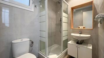 Apartment, Multiple Beds (2 Bedrooms) | Bathroom | Shower, rainfall showerhead, hair dryer, towels