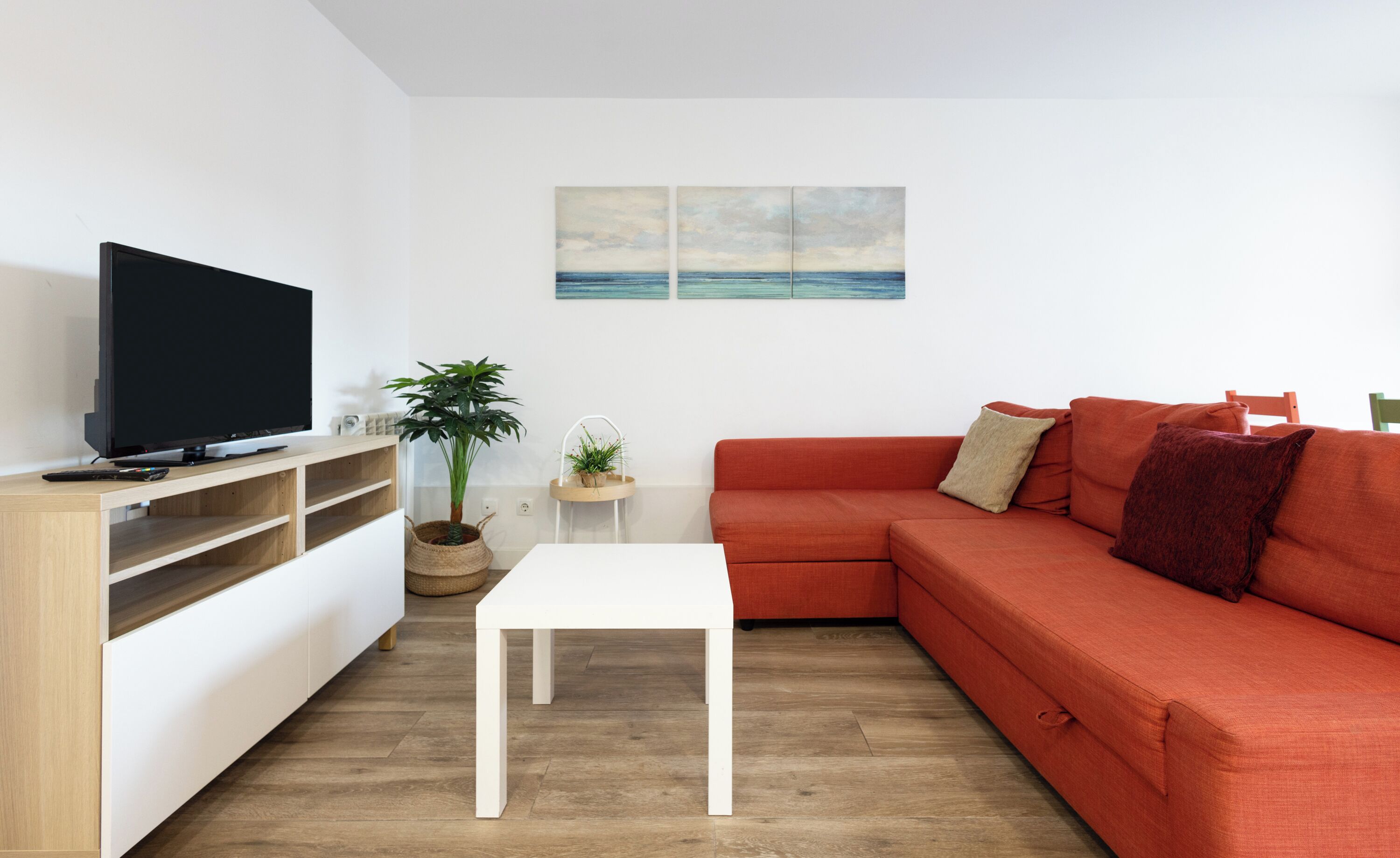 Apartment, 2 Schlafzimmer | Wohnzimmer | 65-Zoll-Fernseher mit Kabelempfang