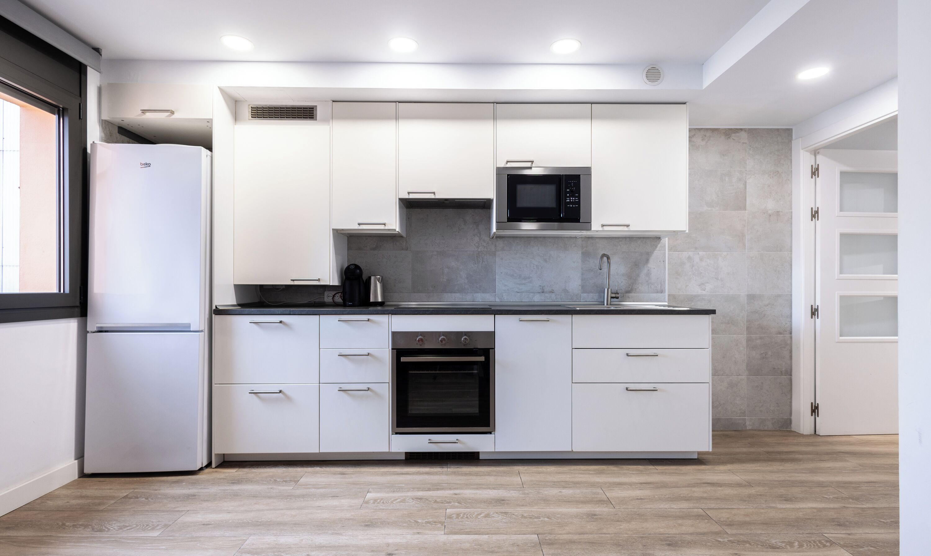 Apartamento, 2 quartos | Cozinha privada | Geladeira grande, micro-ondas, fogão, cooktop