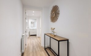 อพาร์ทเมนท์, 2 ห้องนอน | บริเวณนั่งเล่น | ทีวี 65 นิ้ว พร้อมช่องเคเบิล