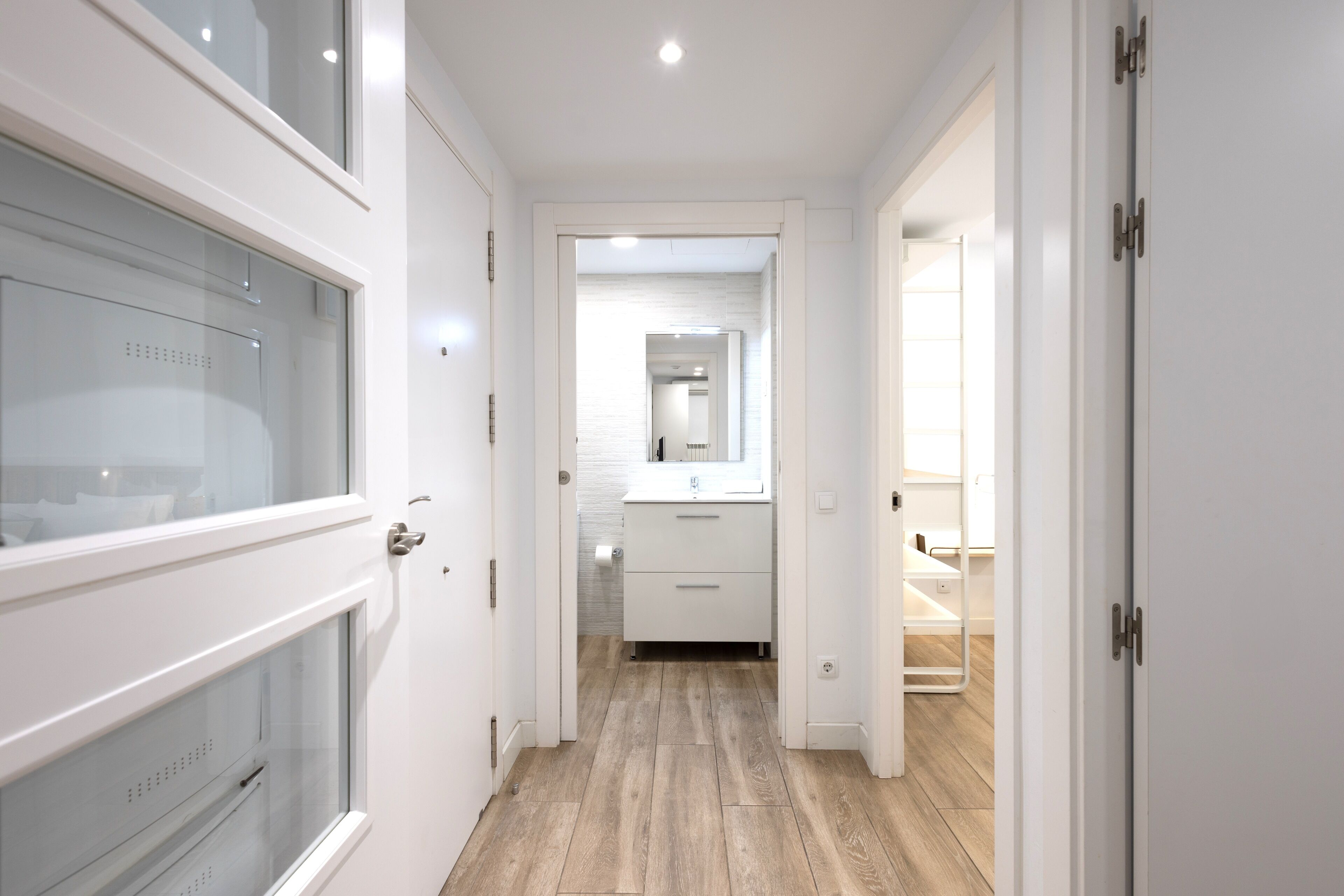 Apartamento, 2 quartos | Área de estar | TV 65 polegadas com canais a cabo