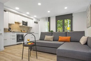 อพาร์ทเมนท์ (2 Bedrooms) | บริเวณนั่งเล่น | ทีวี 65 นิ้ว พร้อมช่องเคเบิล