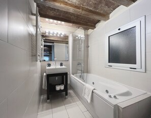 Apartment (2 Bedrooms) | Bathroom | Combined shower/tub, hair dryer, towels, soap