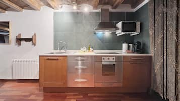 Appartement (2 Bedrooms) | Privékeuken | Een koelkast/vriezer, een magnetron, een oven, een kookplaat
