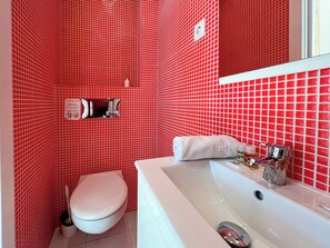 Apartment (0 Bedroom) | Bathroom | Shower, hair dryer, towels, soap
