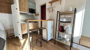 Apartment (0 Bedroom) | Private kitchen | Full-sized fridge, microwave, oven, stovetop