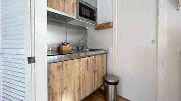 Apartment (0 Bedroom) | Private kitchen | Full-sized fridge, microwave, oven, stovetop