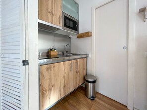 Apartment (0 Bedroom) | Private kitchen | Full-size fridge, microwave, oven, stovetop - Stay U-nique Apartments Torrent (Barcelona)