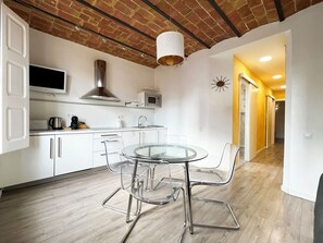 Departamento (2 Bedrooms) | Cocina privada | Refrigerador con congelador, microondas, horno y parrilla de estufa 