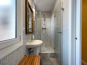 Appartement (2 Bedrooms) | Salle de bain | Baignoire, sèche-cheveux, serviettes fournies, savon