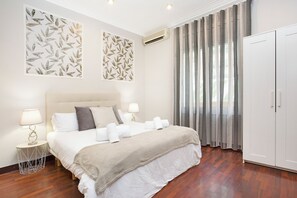 아파트 (3 Bedrooms) | 3 개의 침실, 각각 다른 스타일의 인테리어, 각각 다르게 가구 비치, 책상