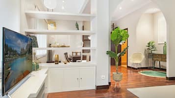 Departamento (3 Bedrooms) | Área de sala de estar | Televisión de 65 pulgadas con canales por cable