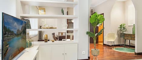 Appartement (3 Bedrooms) | Woonruimte | Een 65-inch televisie met kabelzenders