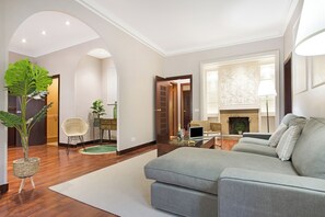 아파트 (3 Bedrooms) | 거실 공간 | 케이블 채널 시청이 가능한 65인치 TV