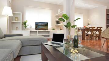 Departamento (3 Bedrooms) | Área de sala de estar | Televisión de 65 pulgadas con canales por cable